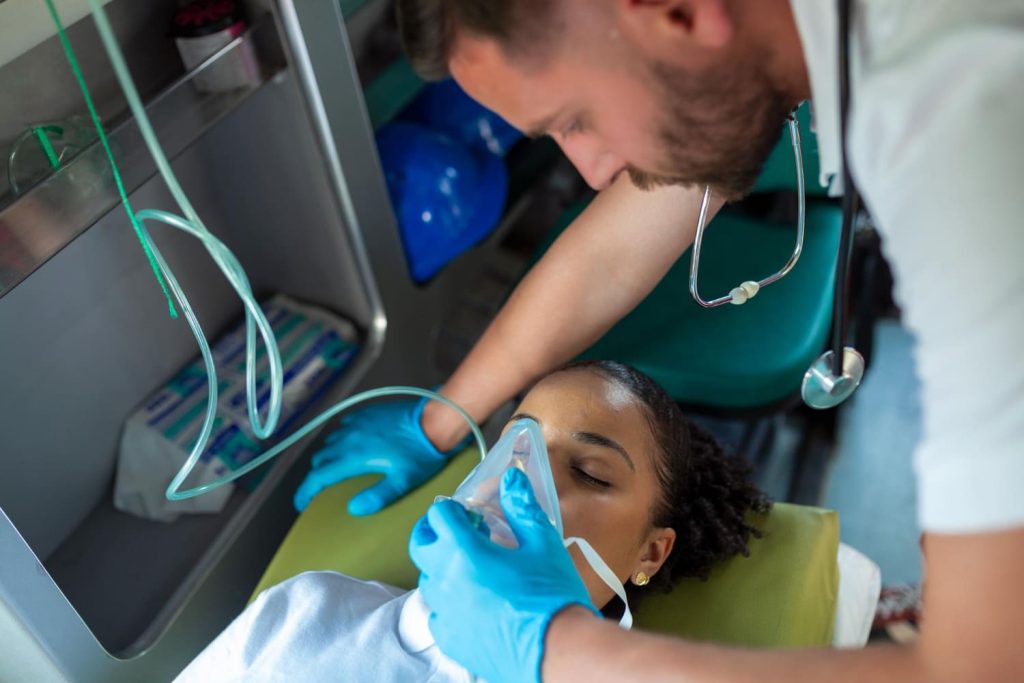 Equipo médico utilizando un respirador pulmonar